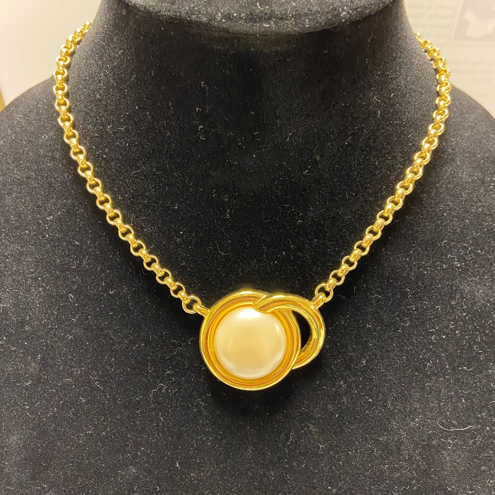 Late 1979s-mid 1980s TRIFARI necklace, Aldo Cipullo. Gold tone, faux mabe pearl.